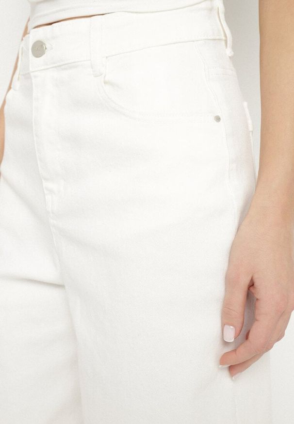 Born2be - Białe Szorty Jeansowe Typu Bermudy z Wysokim Stanem Sonathra. Okazja: na co dzień. Stan: podwyższony. Kolor: biały. Materiał: jeans. Styl: klasyczny, elegancki, casual