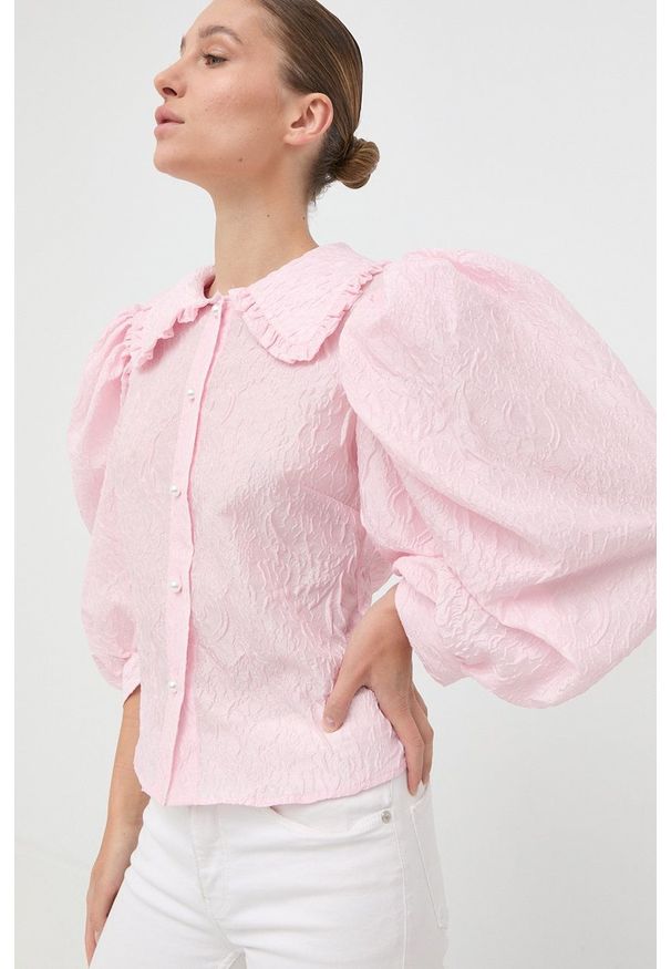 Custommade koszula damska kolor różowy regular z kołnierzykiem klasycznym. Typ kołnierza: kołnierzyk klasyczny. Kolor: różowy. Materiał: tkanina, materiał. Styl: klasyczny
