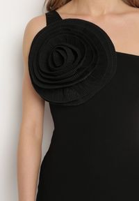 Born2be - Czarna Asymetryczna Sukienka o Dopasowanym Kroju z Aplikacją w Kształcie Kwiatu Deonara. Kolor: czarny. Wzór: aplikacja, kwiaty. Typ sukienki: asymetryczne #2