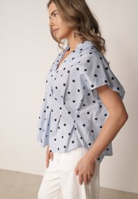 Born2be - Niebieska Bluzka o Fasonie Oversize w Kropki z Bawełny Pireia. Okazja: do pracy, na co dzień. Kolor: niebieski. Materiał: bawełna. Długość: długie. Wzór: kropki. Styl: casual #2