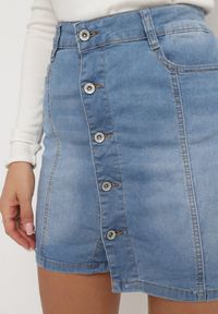 Born2be - Niebieska Jeansowa Spódnica Mini z Postrzępioną Krawędzią i Dziurami Anevsa. Kolor: niebieski. Materiał: jeans. Sezon: wiosna, lato #5