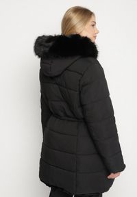 Born2be - Czarna Dwustronna Kurtka Futerko z Kapturem i Pikowaniem Falerina. Okazja: na spacer, do pracy. Typ kołnierza: kaptur. Kolekcja: plus size. Kolor: czarny. Materiał: futro. Wzór: gładki #3