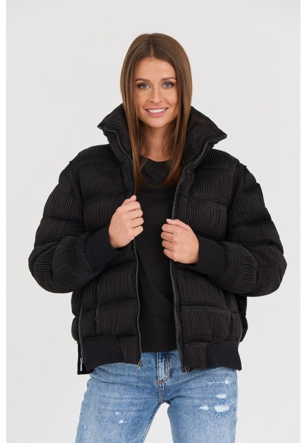 Blauer USA - BLAUER Czarna damska plisowana kurtka, Rozmiar XL. Kolor: czarny