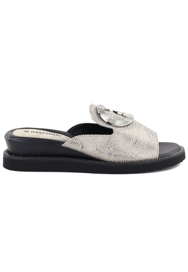 Klapki damskie na niskim koturnie srebrne M.Daszyński MR2267-7. Kolor: srebrny. Materiał: tkanina. Obcas: na koturnie