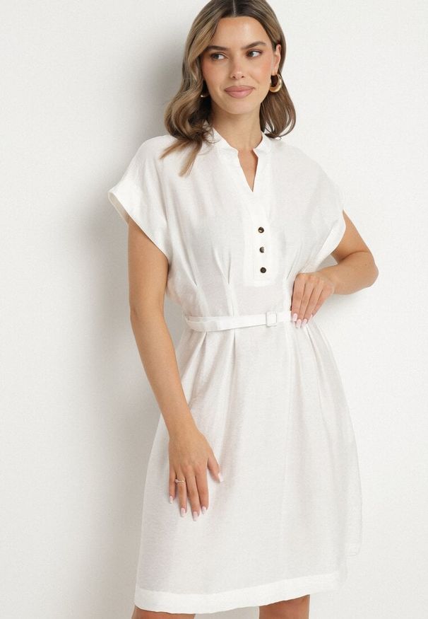 Born2be - Biała Sukienka z Wiskozy o Rozkloszowanym Kroju z Paskiem Sepina. Okazja: na co dzień. Typ kołnierza: dekolt w serek. Kolor: biały. Materiał: wiskoza. Długość rękawa: krótki rękaw. Wzór: aplikacja. Sezon: lato. Styl: klasyczny, casual, elegancki