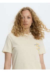 Reserved - T-shirt z nadrukiem i haftem - jasnożółty. Kolor: żółty. Materiał: dzianina, bawełna. Wzór: nadruk, haft #1