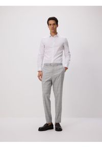 Reserved - Gładka koszula super slim fit - biały. Kolor: biały. Materiał: bawełna, tkanina. Wzór: gładki #1