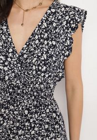 Born2be - Granatowa Sukienka o Rozkloszowanym Kroju z Falbankami w Kwiatowy Wzór Aravisse. Okazja: na co dzień. Typ kołnierza: kołnierz z falbankami. Kolor: niebieski. Wzór: kwiaty. Styl: casual, elegancki #4