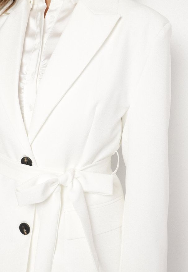 Born2be - Biała Jednorzędowa Marynarka z Paskiem i Usztywnionymi Ramionami Diomella. Okazja: na co dzień. Kolor: biały. Materiał: jeans. Styl: casual, elegancki