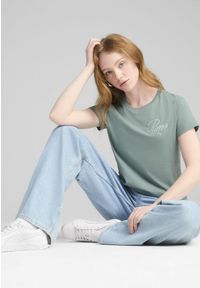Puma - Damska koszulka ESS SCRIPT PUMA Green Moon. Kolor: zielony. Wzór: haft