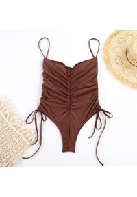 Intica - Jednoczęściowy strój kąpielowy bodycon z regulowanymi ramiączkami Raimonda. Kolor: brązowy. Materiał: tkanina