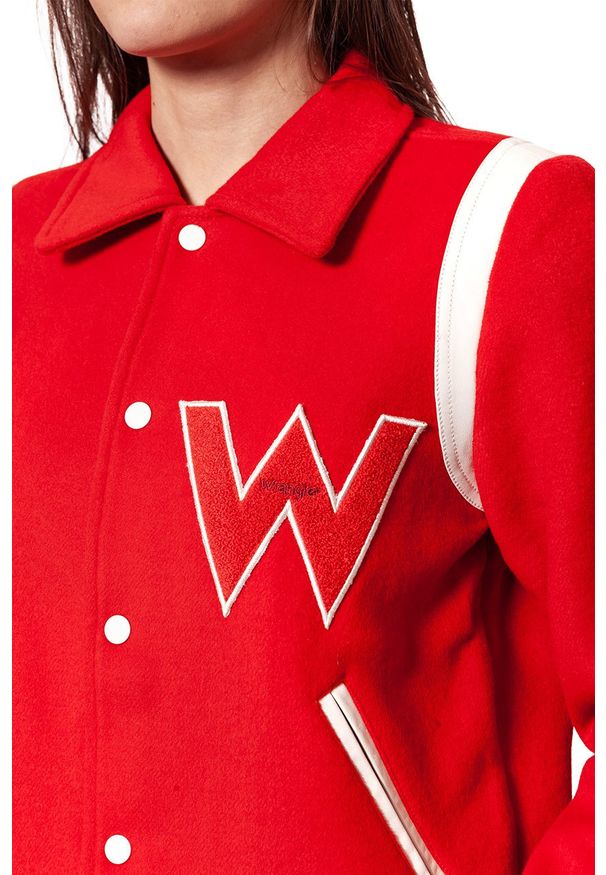 Wrangler - DAMSKA KURTKA PRZEJŚCIOWA WRANGLER BOMBER JACKET SALSA RED W4130VUWN 112128766. Materiał: skóra ekologiczna. Wzór: aplikacja. Sezon: lato