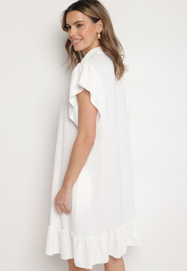 Born2be - Biała Sukienka Koszulowa z Guzikami i Falbankami Tenalena. Okazja: na co dzień. Typ kołnierza: kołnierz z falbankami. Kolor: biały. Typ sukienki: koszulowe. Styl: elegancki, sportowy, casual