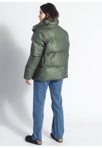 Kurtka zimowa unisex zielona Rains Boxy Puffer Jacket. Okazja: na co dzień. Typ kołnierza: bez kaptura, kołnierzyk stójkowy. Kolor: zielony. Materiał: poliester, nylon, materiał, puch, polar. Sezon: zima. Styl: casual #4