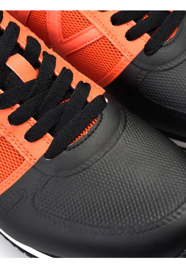 Armani Exchange Sneakersy | XUX017 XV158 | Mężczyzna | Czarny, Pomarańczowy. Nosek buta: okrągły. Kolor: wielokolorowy, czarny, pomarańczowy. Materiał: tkanina, skóra ekologiczna. Wzór: nadruk, aplikacja