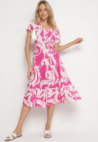 Born2be - Różowa Sukienka z Bawełny Ozdobiona Guzikami i Geometrycznym Wzorem Talissea. Okazja: na co dzień. Typ kołnierza: dekolt w kształcie V. Kolor: różowy. Materiał: bawełna. Wzór: geometria, aplikacja. Sezon: lato. Styl: casual #4