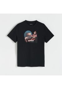 Reserved - T-shirt z nadrukiem regular fit - Czarny. Kolor: czarny. Wzór: nadruk