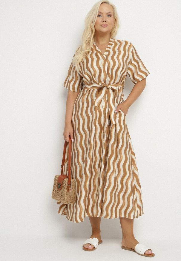 Born2be - Brązowa Pudełkowa Sukienka z Wiskozy w Geometryczny Wzór z Paskiem Luniretia. Okazja: na co dzień. Kolor: brązowy. Materiał: wiskoza. Wzór: geometria. Sezon: wiosna, lato. Styl: klasyczny, casual, elegancki