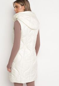 Born2be - Jasnobeżowa Pikowana Kamizelka z Kapturem i Kieszeniami Kress. Typ kołnierza: kaptur. Kolor: beżowy #5