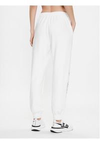 EA7 Emporio Armani Spodnie dresowe 3RTP66 TJLQZ 1100 Biały Regular Fit. Kolor: biały. Materiał: dresówka, syntetyk #4