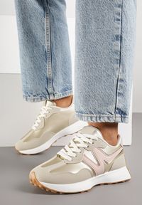 Born2be - Złote Sneakersy na Płaskiej Podeszwie z Geometryczną Wstawką Helidi. Nosek buta: okrągły. Zapięcie: sznurówki. Kolor: złoty. Wzór: geometria. Obcas: na płaskiej podeszwie. Wysokość obcasa: niski