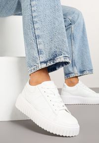 Born2be - Białe Sneakersy na Grubej Tłoczonej Podeszwie Zdivila. Kolor: biały. Materiał: jeans