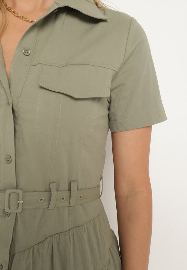 Born2be - Ciemnobeżowa Taliowana Sukienka z Bawełny w Koszulowym Stylu z Imitacją Kieszeni Masefia. Okazja: na co dzień. Kolor: beżowy. Materiał: bawełna. Wzór: aplikacja. Typ sukienki: koszulowe. Styl: elegancki, casual, wizytowy