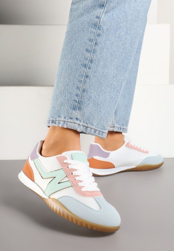 Born2be - Biało-Niebieskie Sneakersy Tenisówki z Ozdobną Boczną Naszywką Ranilsa. Okazja: na co dzień. Kolor: biały. Materiał: jeans. Wzór: aplikacja. Obcas: na płaskiej podeszwie