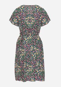 Born2be - Zielona Wiskozowa Kopertowa Sukienka Wiązana Materiałowym Sznurkiem z Gumką w Talii Zanlea. Typ kołnierza: dekolt w kształcie V. Kolor: zielony. Materiał: wiskoza, materiał. Długość rękawa: krótki rękaw. Sezon: lato. Typ sukienki: kopertowe #4