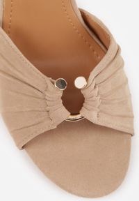 Renee - Ciemnobeżowe Sandały VICES na Szpilce Zdobione Marszczeniem i Aplikacją Synalirea. Zapięcie: pasek. Kolor: beżowy. Wzór: aplikacja. Obcas: na szpilce. Styl: klasyczny, elegancki #4