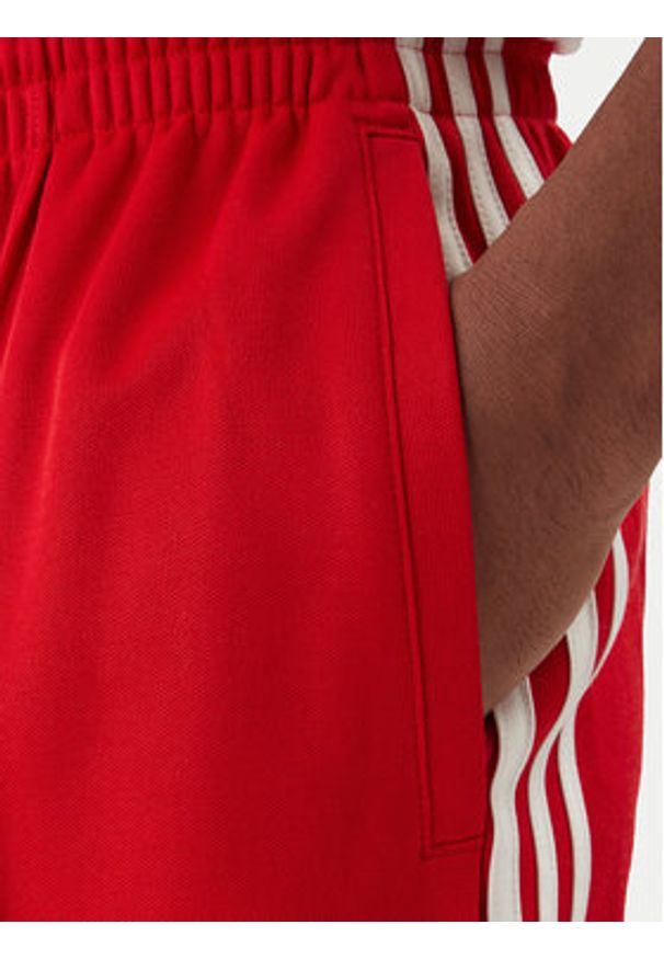 Adidas - adidas Spodnie dresowe adicolor KE3498 Czerwony Loose Fit. Kolor: czerwony. Materiał: syntetyk