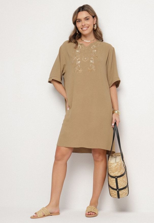 Born2be - Ciemnobeżowa Sukienka Pudełkowa z Guzikami i Ozdobnymi Haftami Jenivanea. Okazja: na co dzień. Typ kołnierza: dekolt w serek. Kolor: beżowy. Materiał: skóra. Długość rękawa: długi rękaw. Wzór: haft. Styl: elegancki, casual