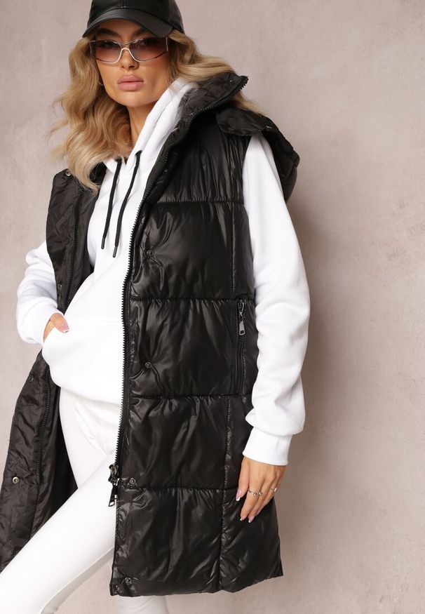 Renee - Czarna Pikowana Kamizelka z Zasuwanymi Kieszeniami i Odpinanym Kapturem Cianefela. Okazja: na co dzień. Kolor: czarny. Materiał: jeans, tkanina, materiał. Styl: casual