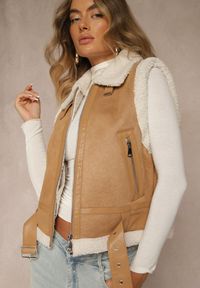 Renee - Beżowa Kamizelka w Rockowym Stylu z Futerkiem w Stylu Baranka i Klamrą Tiofira. Okazja: na co dzień. Kolor: beżowy. Materiał: futro. Styl: rockowy