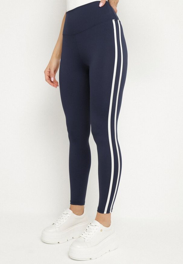 Born2be - Granatowe Elastyczne Legginsy z Efektem Push-Up Ozdobione Lampasami Akeria. Okazja: na co dzień. Kolor: niebieski. Wzór: aplikacja. Styl: sportowy, casual