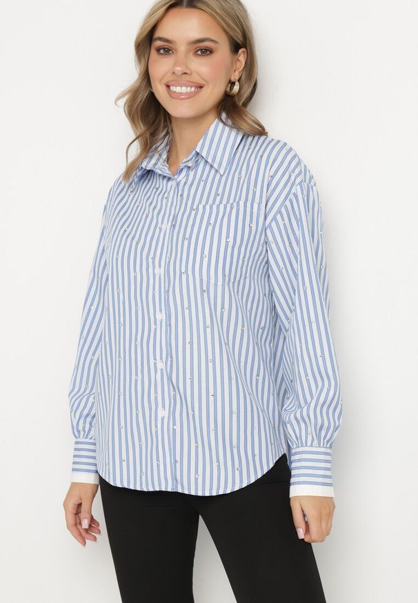 Born2be - Niebieska Klasyczna Koszula w Paski na Guziki z Cyrkoniami Delfea. Okazja: na co dzień. Kolor: niebieski. Materiał: jeans. Długość rękawa: długi rękaw. Długość: długie. Wzór: paski. Styl: klasyczny