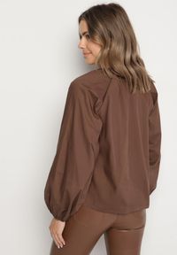Born2be - Brązowa Marszczona Koszula Bawełniana w Stylu Retro z Biżuteryjnymi Guzikami Zenorae. Okazja: na co dzień. Typ kołnierza: bez kołnierzyka. Kolor: brązowy. Materiał: bawełna. Długość rękawa: długi rękaw. Długość: długie. Wzór: aplikacja. Styl: retro #3