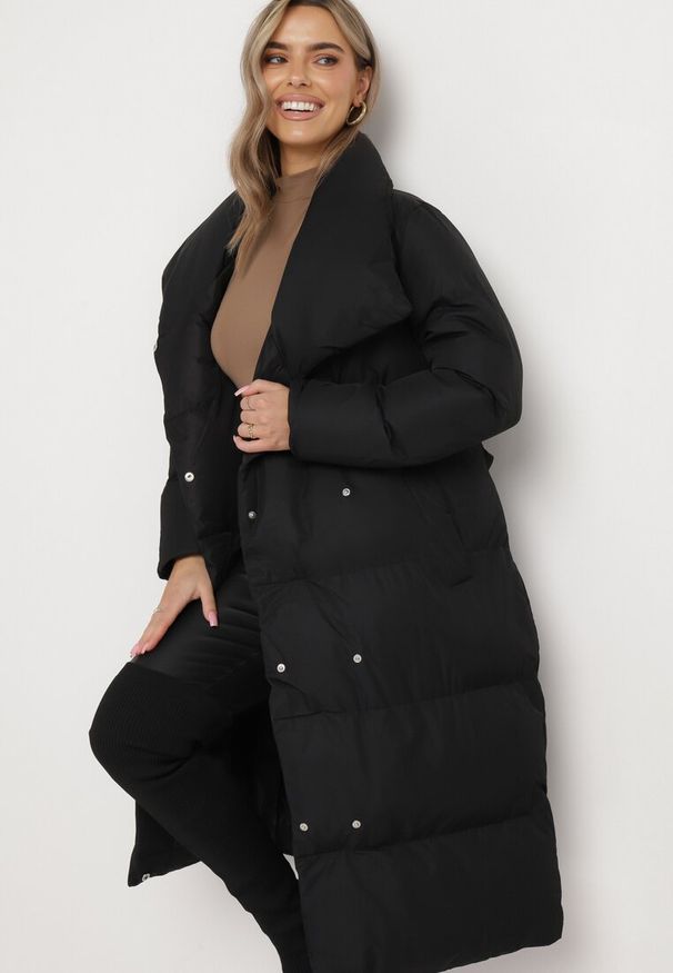 Born2be - Czarna Kurtka Długa Pikowana z Wiązanym Paskiem Clysa. Okazja: na spacer, na co dzień. Kolor: czarny. Materiał: jeans. Długość: długie. Sezon: jesień. Styl: casual, elegancki