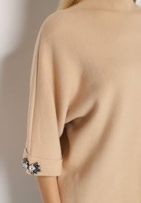 Born2be - Beżowy Sweter Ozdobiony na Rękawach Cyrkoniami Aletusa. Okazja: na co dzień. Kolor: beżowy. Materiał: jeans. Wzór: aplikacja. Styl: casual, elegancki #2