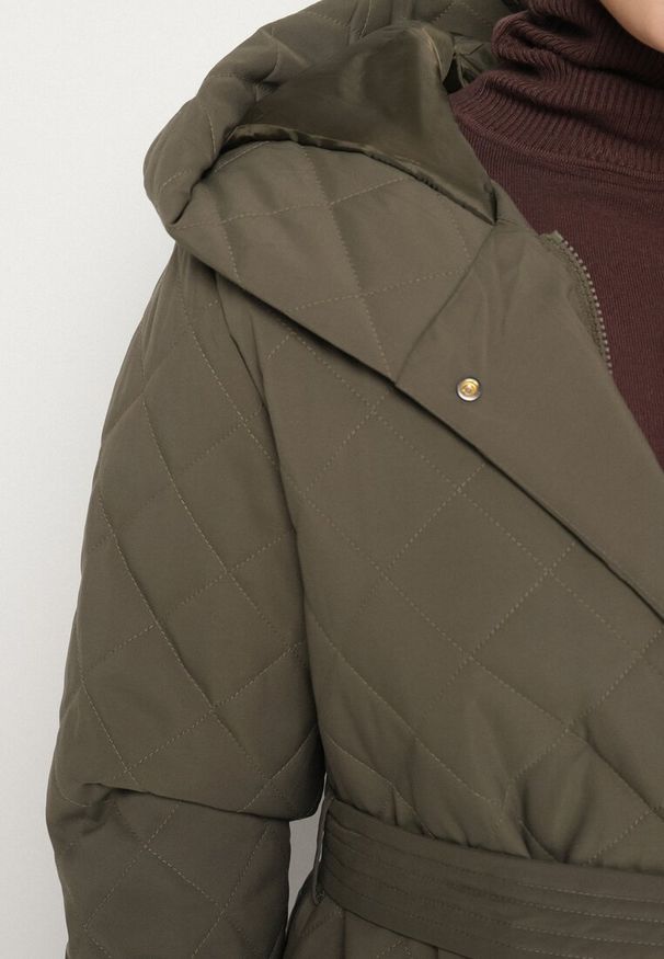 Born2be - Ciemnobeżowa Pikowana Kurtka Przejściowa z Kapturem i Wiązanym Paskiem Vonella. Okazja: na spacer, do pracy, na co dzień, na spotkanie biznesowe. Typ kołnierza: kaptur. Kolekcja: plus size. Kolor: beżowy. Materiał: jeans. Styl: elegancki, casual, klasyczny, biznesowy