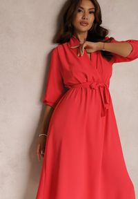 Renee - Czerwona Sukienka Canopis. Typ kołnierza: dekolt kopertowy. Kolor: czerwony. Materiał: materiał, tkanina. Typ sukienki: kopertowe. Styl: elegancki. Długość: midi #2