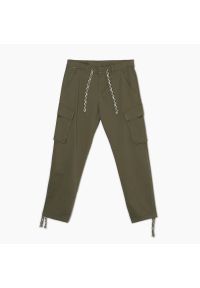 Cropp - Zielone spodnie straight cargo - Khaki. Kolor: brązowy. Materiał: tkanina, włókno, bawełna. Długość: długie #1