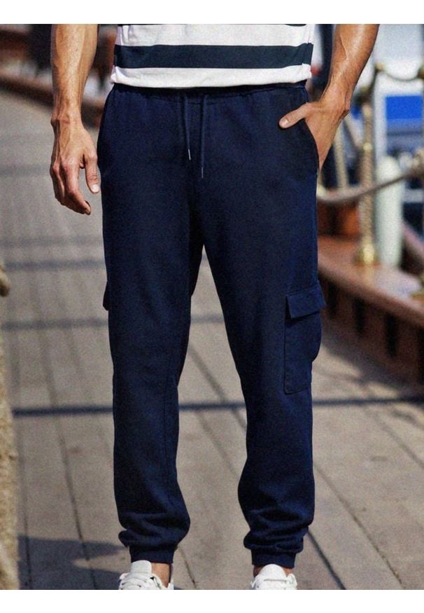 Sinsay - Spodnie jogger cargo - granatowy. Kolor: niebieski