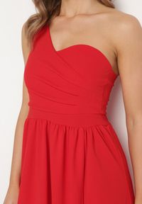 Born2be - Czerwona Elegancka Rozkloszowana Sukienka na Jedno Ramię Wistlia. Okazja: na imprezę. Kolor: czerwony. Typ sukienki: asymetryczne, rozkloszowane. Styl: elegancki