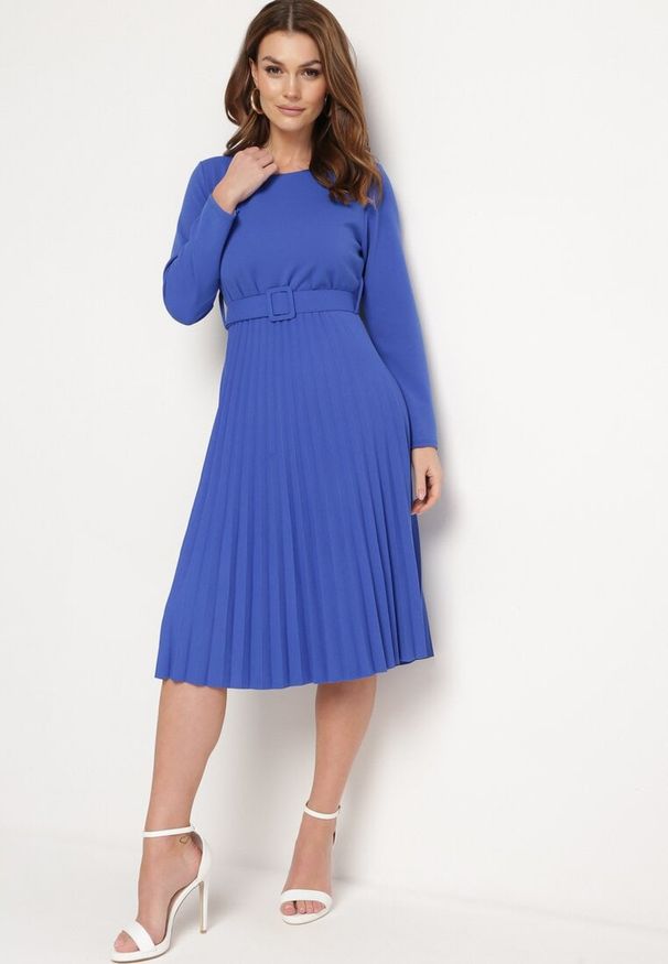 Born2be - Granatowa Sukienka Midi z Plisowaną Spódnicą i Paskiem Ondinetta. Kolor: niebieski. Długość rękawa: długi rękaw. Sezon: wiosna, lato. Styl: elegancki. Długość: midi