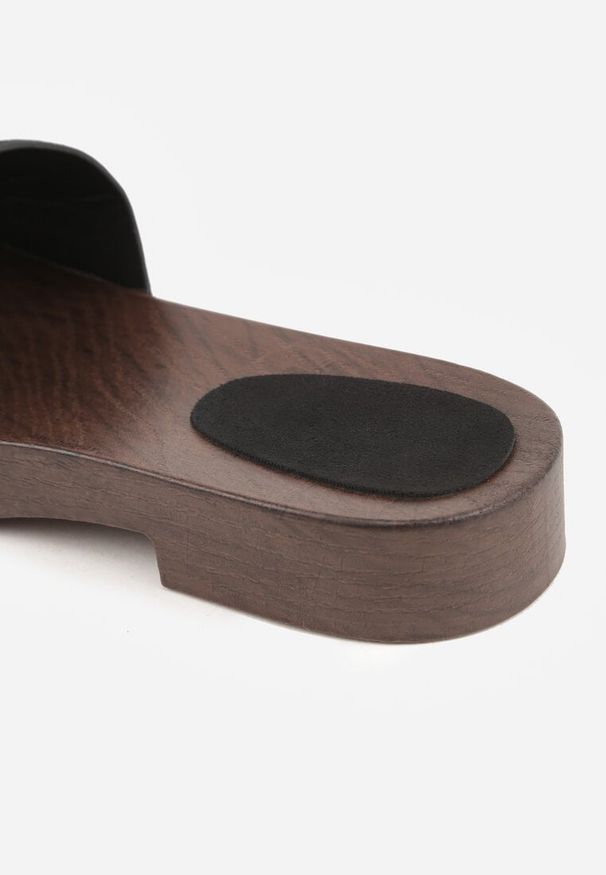 Renee - Czarne Klapki z Nitami po Bokach Xerxathan. Okazja: na co dzień. Kolor: czarny. Styl: casual