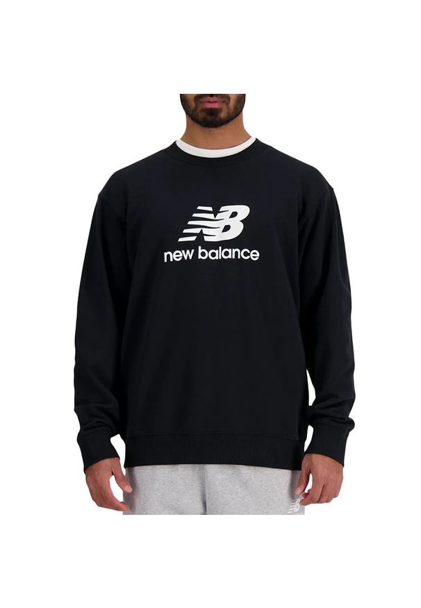 Bluza New Balance MT41500BK - czarna. Okazja: na co dzień. Typ kołnierza: bez kaptura. Kolor: czarny. Materiał: bawełna, poliester. Wzór: napisy. Styl: klasyczny, elegancki, sportowy, casual