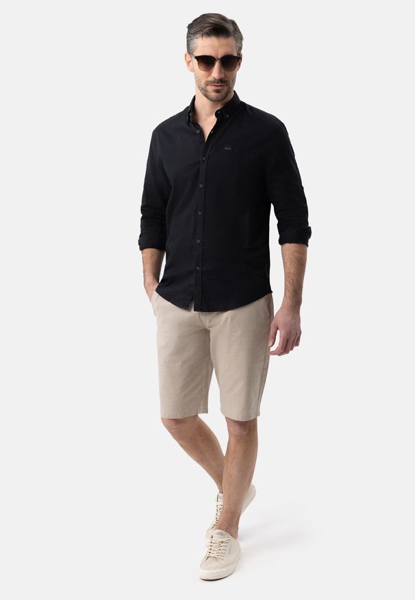 Volcano - Krótkie spodenki z paskiem P-DANIELS. Okazja: na co dzień. Kolor: beżowy. Materiał: dzianina, elastan, materiał, bawełna, skóra. Długość: krótkie. Wzór: kratka. Sezon: lato. Styl: casual, klasyczny