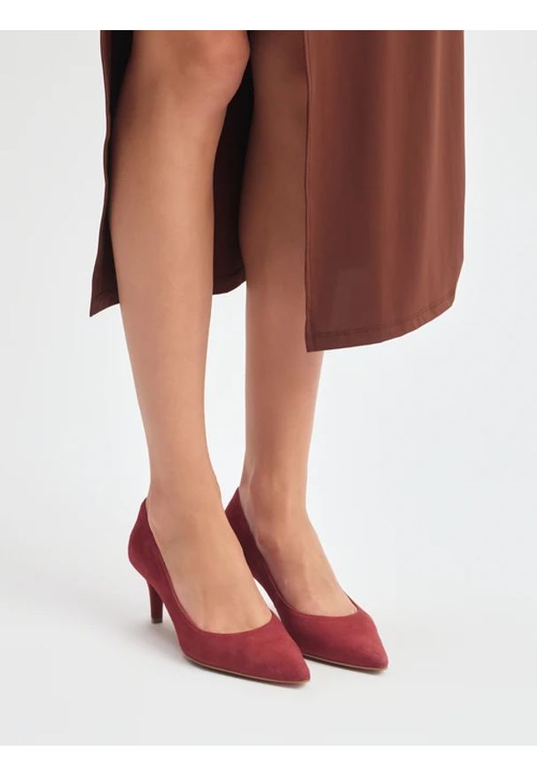 Ryłko - Bordowe czółenka damskie na obcasie. Okazja: na co dzień. Nosek buta: szpiczasty. Zapięcie: bez zapięcia. Kolor: czerwony. Materiał: skóra, welur. Obcas: na obcasie. Styl: casual, elegancki. Wysokość obcasa: średni