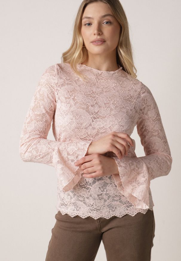 Born2be - Różowa Koronkowa Bluzka z Falbanką i Rozszerzanymi Rękawami Nelaetia. Typ kołnierza: kołnierz z falbankami. Kolor: różowy. Materiał: koronka. Wzór: koronka. Styl: elegancki, klasyczny